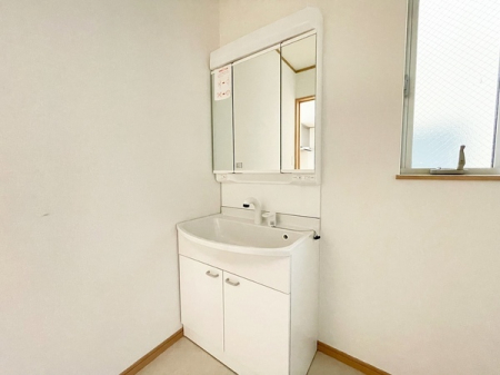 洗面台・洗面所　後姿も確認できる使い勝手のいい三面鏡・鏡裏収納は整理整頓にオススメ！　