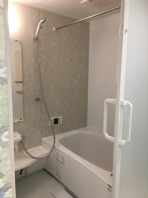 浴室　白を基調とした清潔感のある浴室