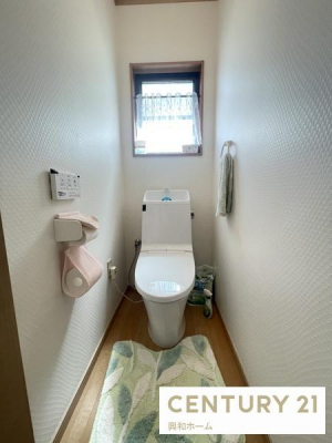 トイレ　【2Fトイレ】スッキリとしたデザインの温水洗浄便座付きトイレ。