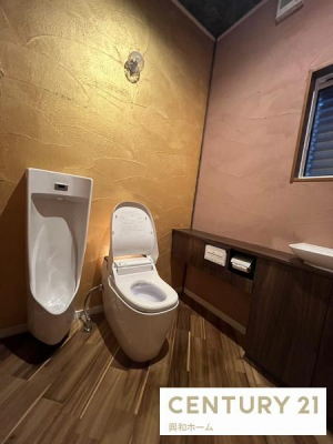トイレ　1階トイレ：温水洗浄便座付きトイレ。手洗器や棚がありトイレットペーパーなどのストックに便利です！