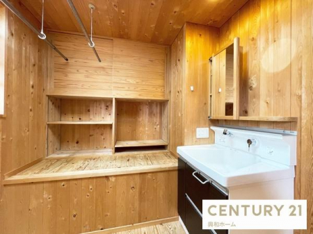 洗面台・洗面所　室内干しスペース・作業台・リネン庫が一体になっており、家事の効率化が可能です！