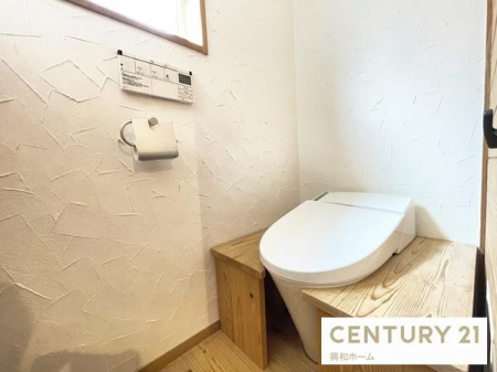 トイレ　スッキリとしたデザインの温水洗浄便座付きトイレ。上部には収納棚がありトイレットペーパーなどのストックに便利です！