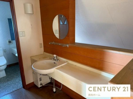 ���ʑ�E���ʏ��@2�K�ɂ����ʂƃg�C��������A���̍��G�����Ԃ̗��p�����S�B�Ƒ������K�ɕ�点��H�v���l�܂��Ă��܂��B